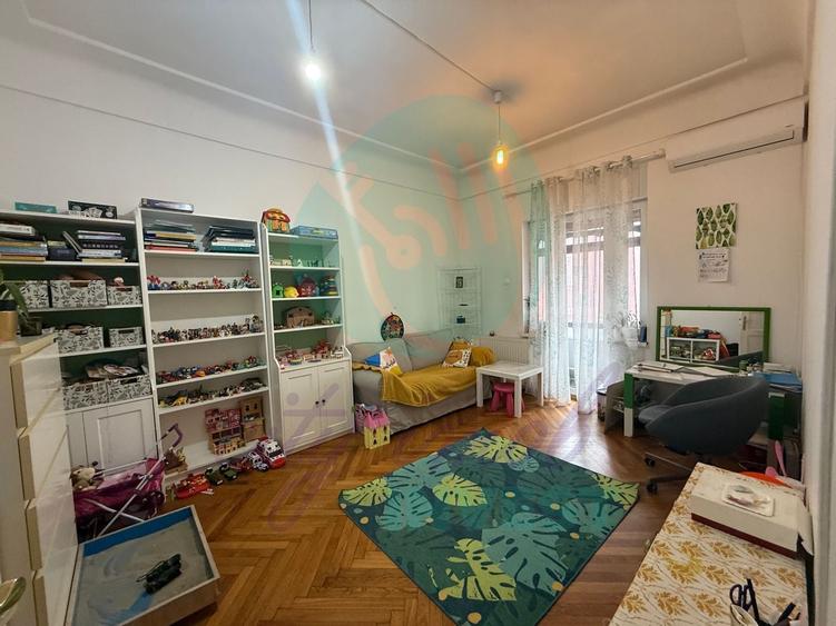Apartament cu 5 camere semidecomandat în Armeneasca