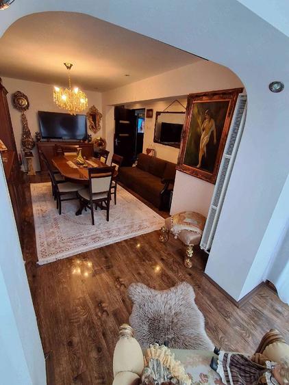 Apartament cu 3 camere decomandat în Moroasa 2