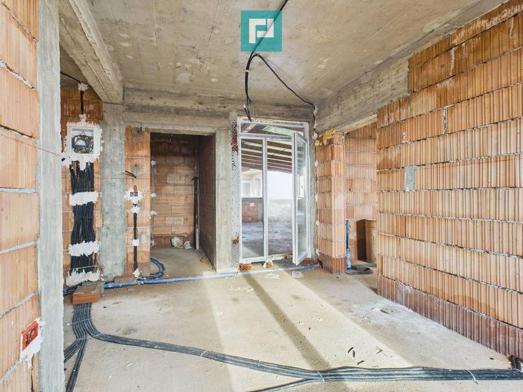 Penthouse cu 2 camere decomandat în Chișoda