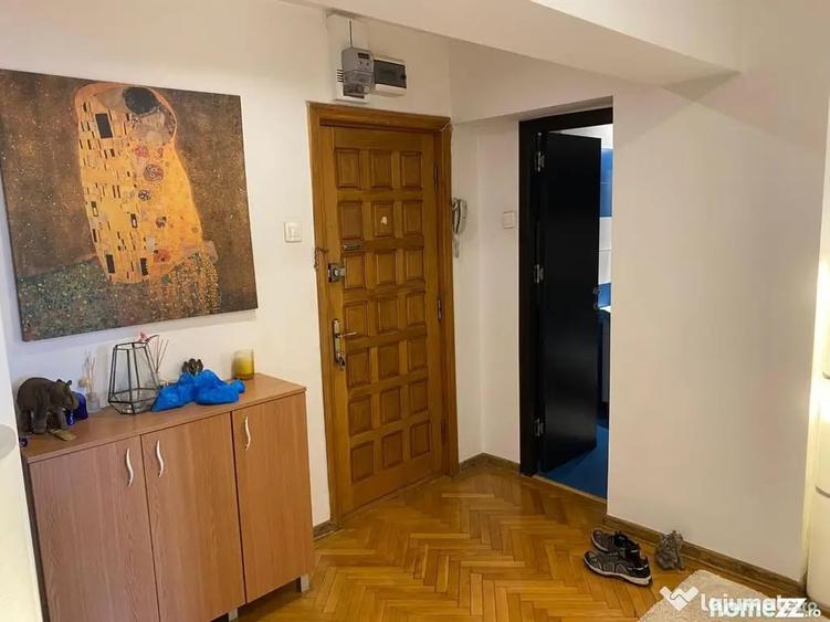 Apartament cu 3 camere semidecomandat în Calea Victoriei