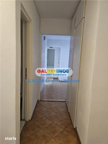 Apartament cu 3 camere decomandat în Micro 12