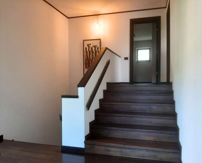 Casă individuală cu 5 camere cu Canalizare în Noua