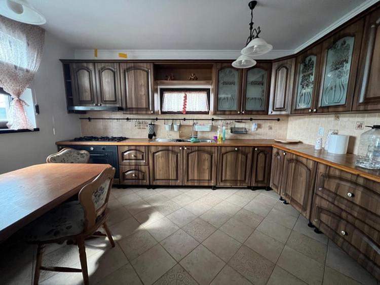 Casă individuală cu 10 camere cu Canalizare în Crevedia