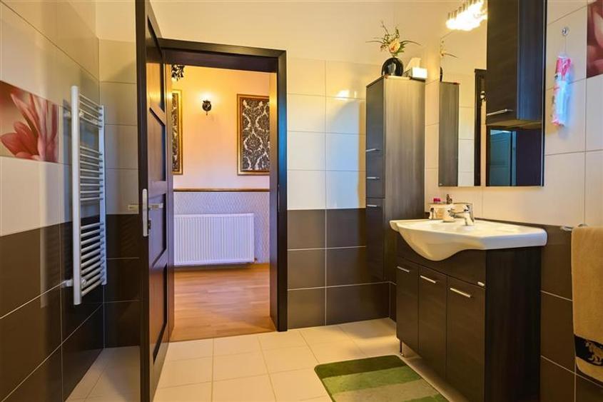 Casă individuală cu 5 camere cu Teren 965 Mp în Exterior Est