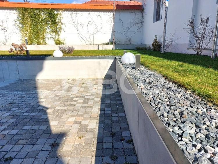 Casă individuală cu 11 camere cu Canalizare în Central