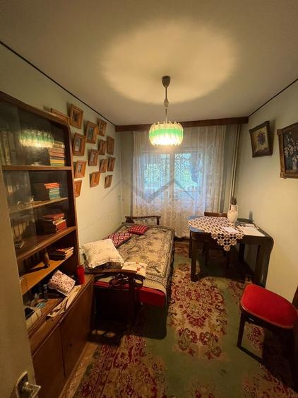 Apartament cu 4 camere semidecomandat în Podu Roș