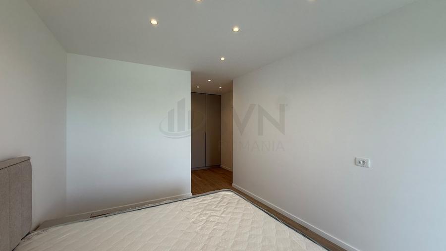 Apartament cu 3 camere semidecomandat în Sisești