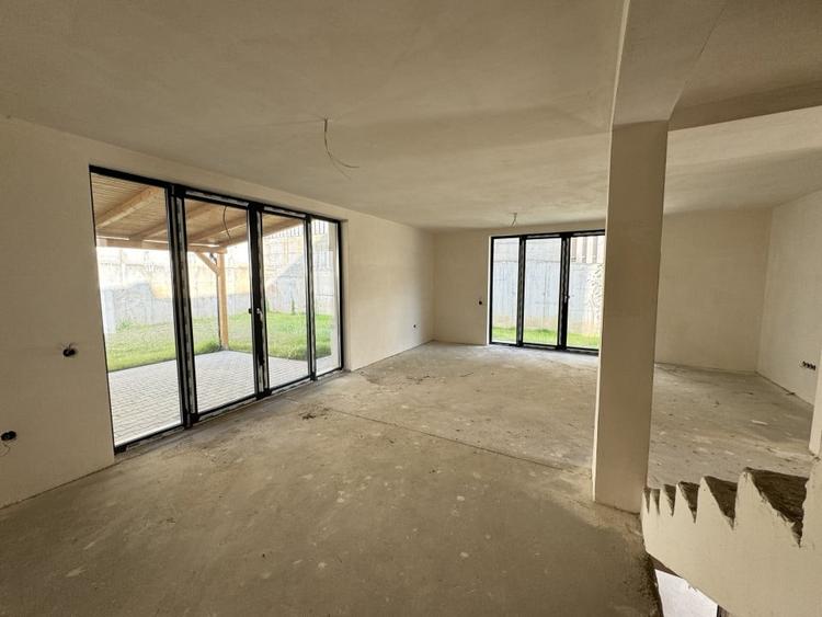 Duplex cu 6 camere cu Canalizare în Tăuți
