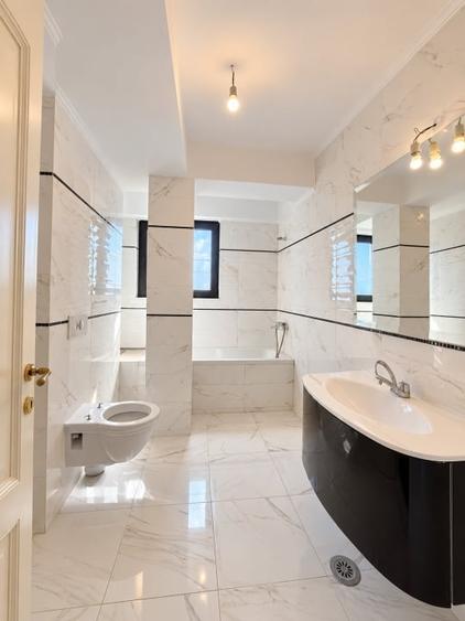 Casă individuală cu 10 camere cu Canalizare în Ovidiu