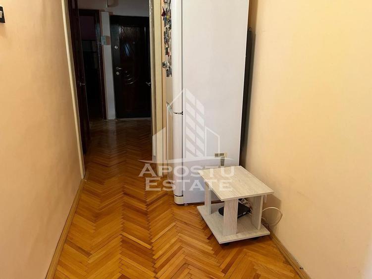 Apartament cu 3 camere decomandat, mobilat în Lunei