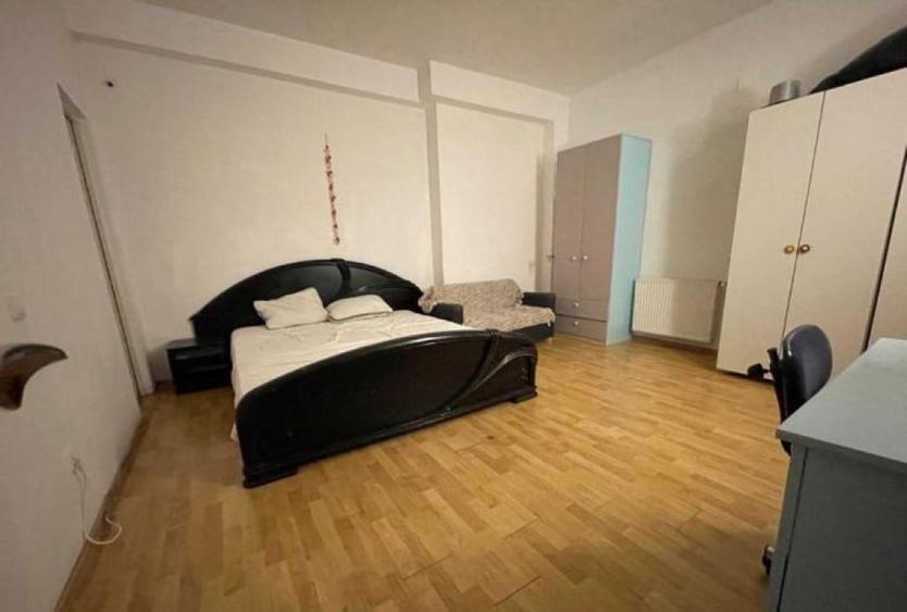 Apartament cu 3 camere semidecomandat în Calea Victoriei