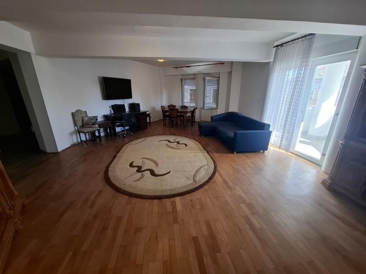 Apartament cu 3 camere decomandat în Boul Roșu
