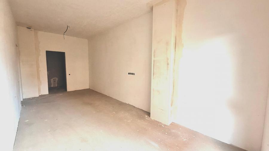 Apartament cu 4 camere semidecomandat în Florești