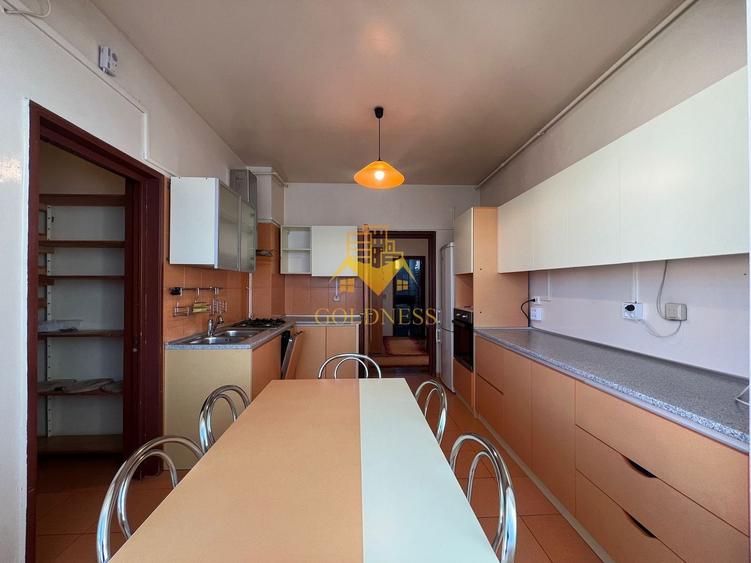 Apartament cu 3 camere decomandat, mobilat în Central