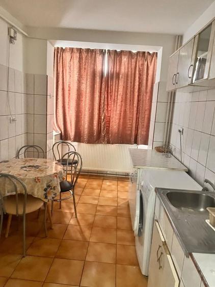 Apartament cu 2 camere semidecomandat în Craiovei