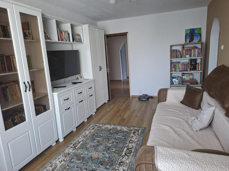 Apartament cu 4 camere decomandat în Titan