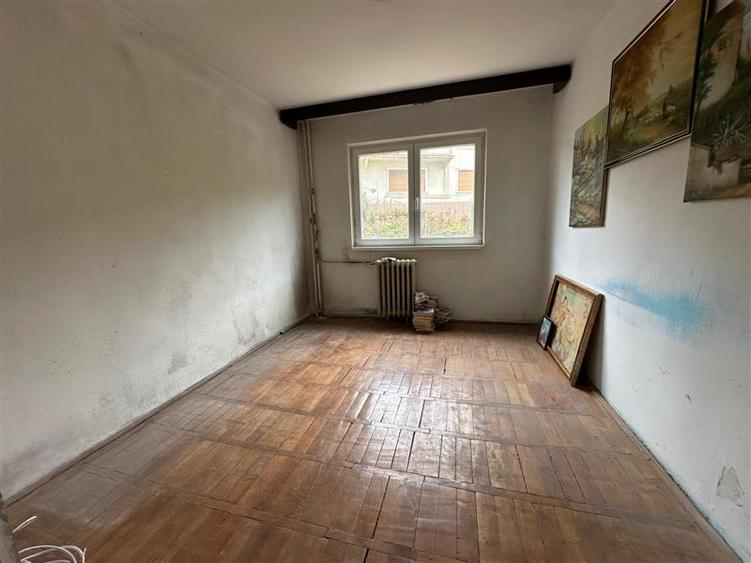 Apartament cu 3 camere semidecomandat în Moroasa 1