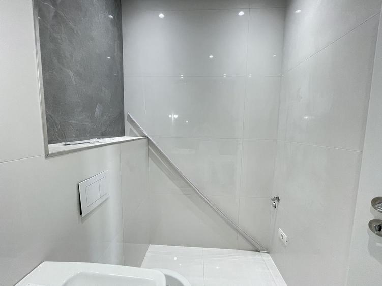 Apartament cu 3 camere decomandat în Torontalului
