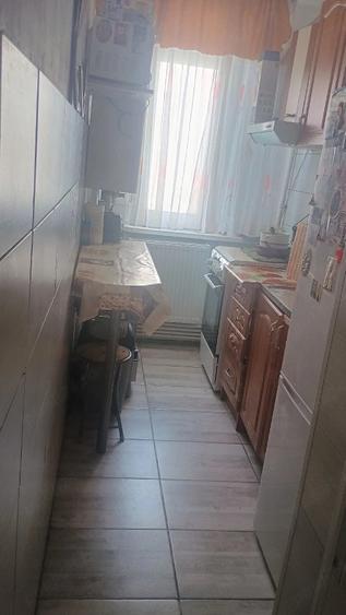 Apartament cu 3 camere semidecomandat în Craiovița Nouă