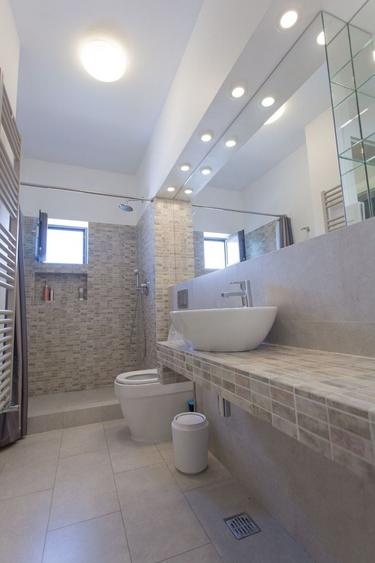 Apartament cu 3 camere decomandat, mobilat în P-ța Victoriei