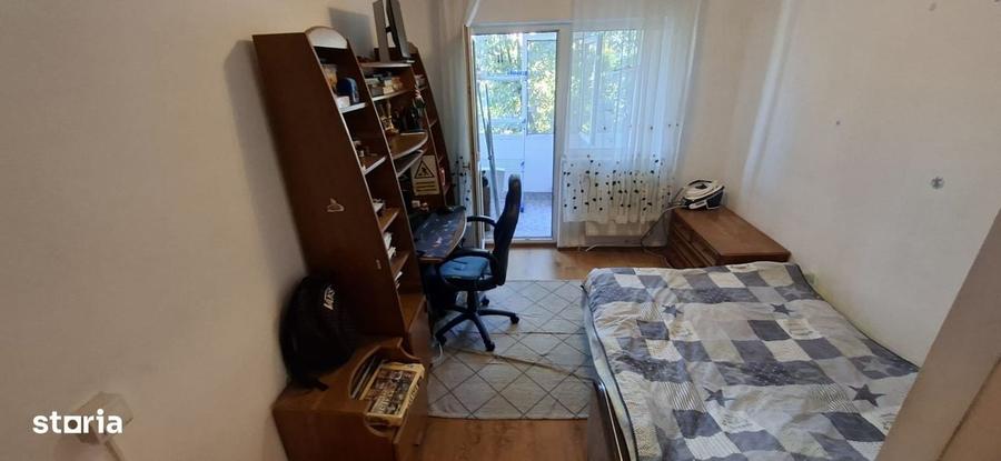 Apartament cu 3 camere decomandat în Est