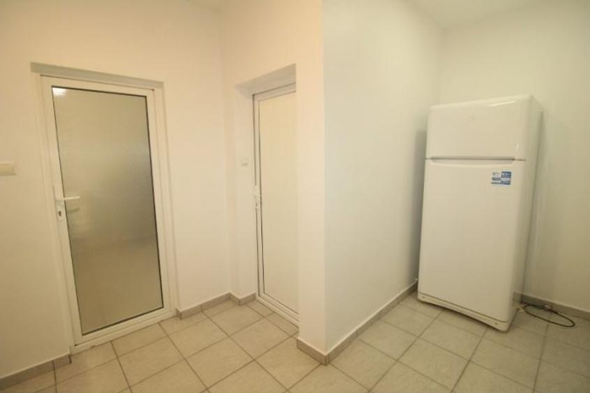 Apartament cu 2 camere decomandat, mobilat în Romană