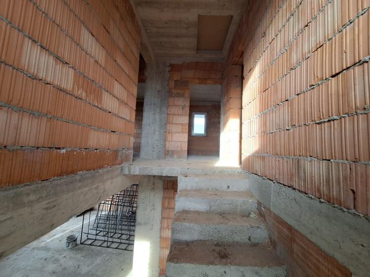 Casă individuală cu 5 camere cu Canalizare în Giarmata