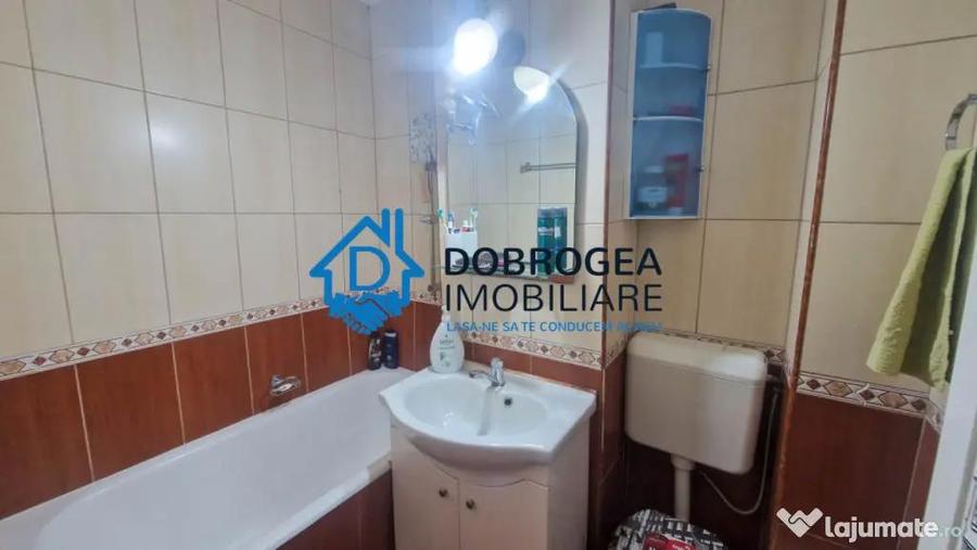 Apartament cu 3 camere semidecomandat în Central