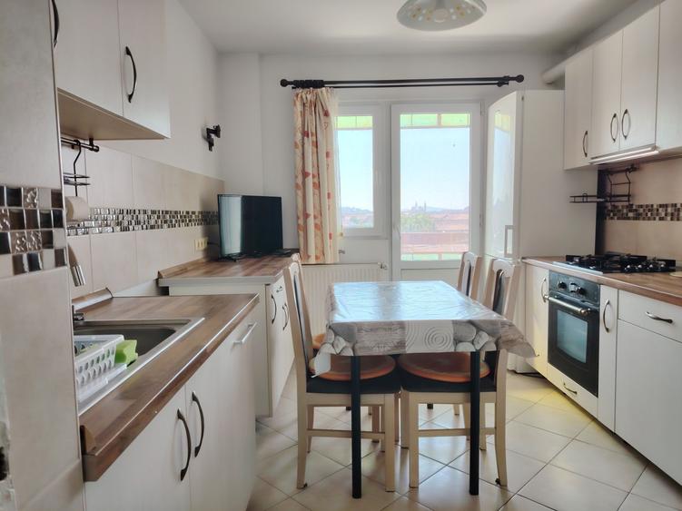Apartament cu 4 camere semidecomandat în Rogerius