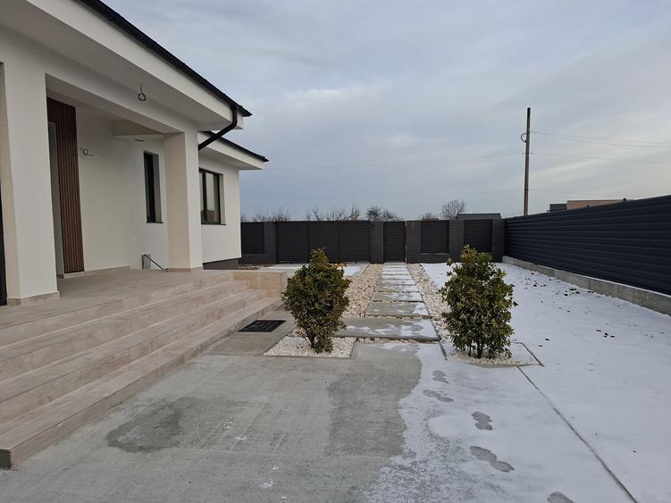 Casă individuală cu 4 camere cu Canalizare în Trivale