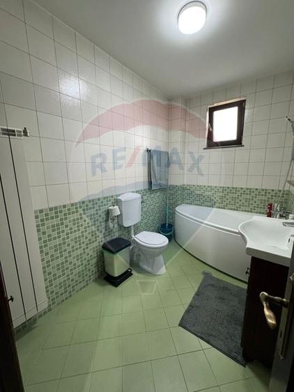 Casă individuală cu 5 camere cu Teren 1268 Mp în Nord