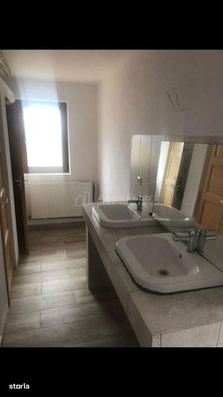 Casă cu 10 camere cu Teren 300 Mp în Cristian