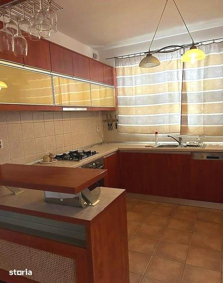 Casă cu 8 camere cu Teren 250 Mp în Tei