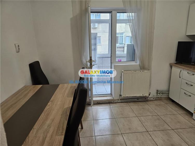 Apartament cu 3 camere decomandat în Micro 12