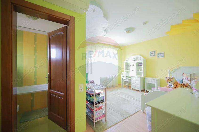 Casă cu 5 camere cu Teren 1000 Mp în Sânmartin