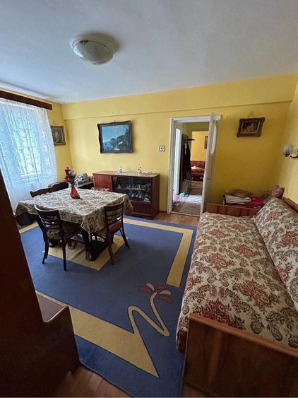 Apartament cu 3 camere semidecomandat în Central