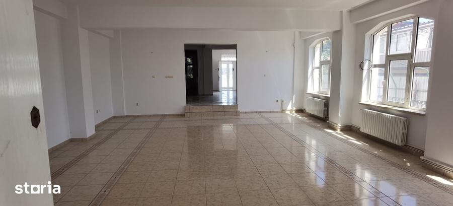Casă cu 5 camere cu Teren 1438 Mp în Chiscani