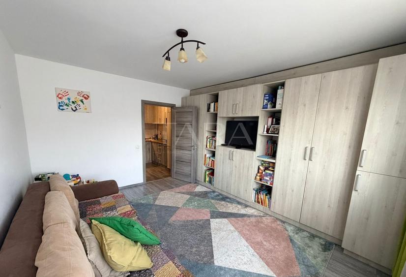 Apartament cu 2 camere semidecomandat, mobilat în Baciu