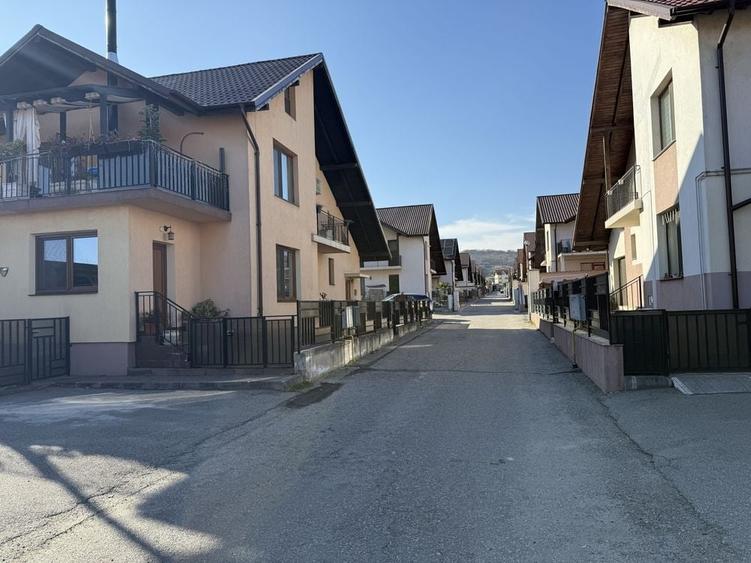 Casă cu 4 camere în Bujoreni
