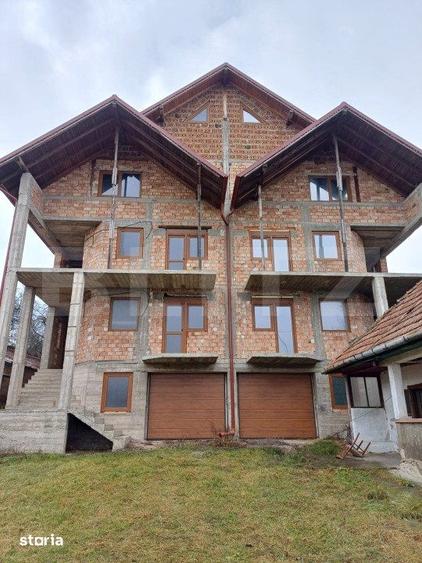 Casă cu 10 camere cu Teren 1800 Mp în Luna