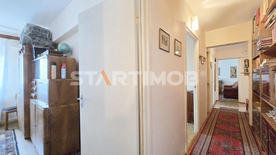 Apartament cu 3 camere decomandat în Calea București