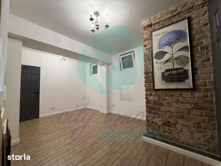 Casă cu 10 camere cu Teren 215 Mp în Tei