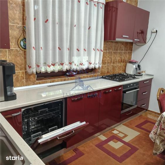 Casă cu 9 camere cu Teren 741 Mp în Central