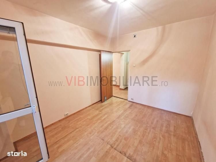 Apartament cu 4 camere semidecomandat în Văcăresti