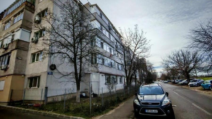 Apartament cu 4 camere semidecomandat în Sud