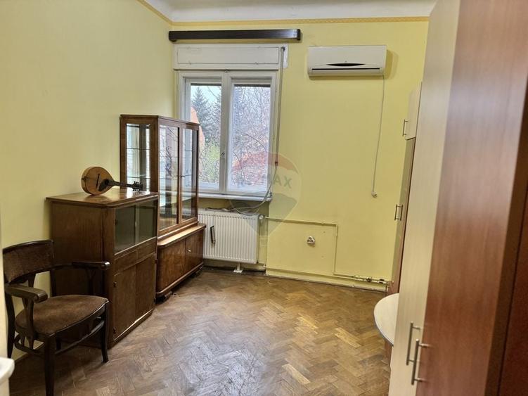 Casă cu 4 camere cu Teren 300 Mp în Central