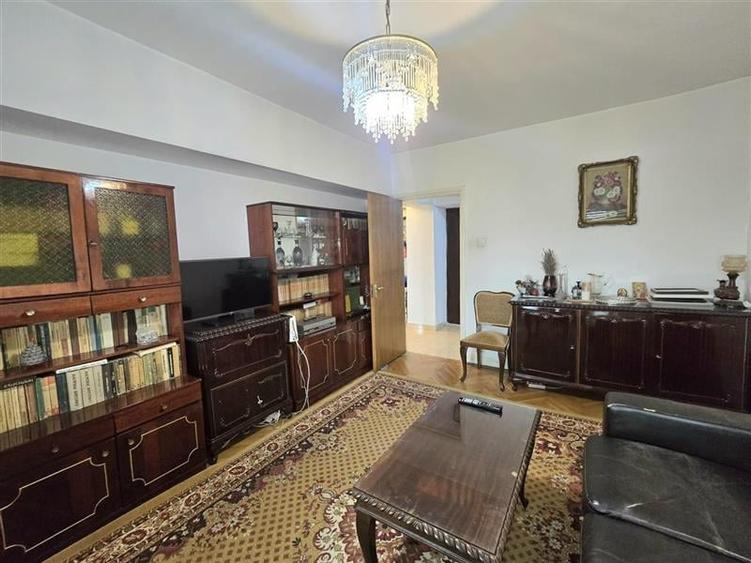 Apartament cu 3 camere decomandat în 1 Mai