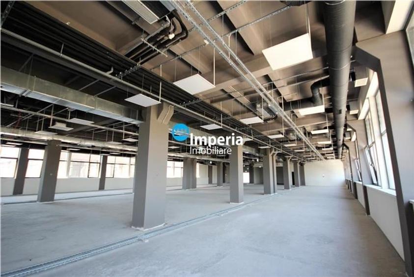 Spațiu comercial, de 1,200 mp, în Baza 3