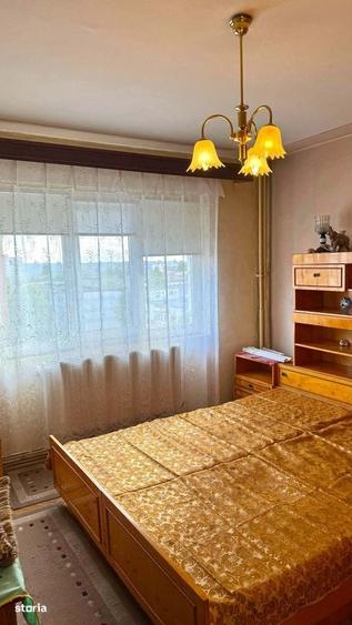 Apartament cu 3 camere decomandat în Craiovița Nouă