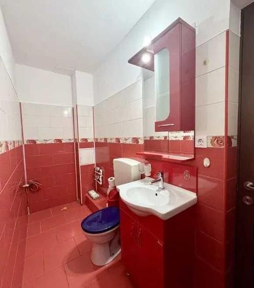 Apartament cu 3 camere semidecomandat în Rahova